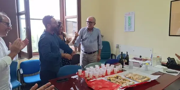 images Addio tra gli applausi: il commovente pensionamento di  Cannistrà, “pilastro del Comune di Catanzaro”