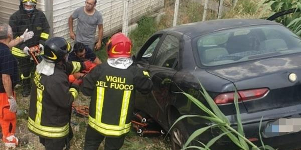 images Tragedia a Crotone. Travolto dalla sua stessa auto: morto un uomo 