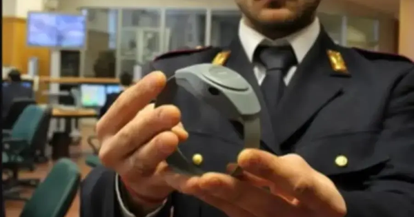 images Cosenza. Donna perseguita l'ex, divieto di avvicinamento e braccialetto elettronico
