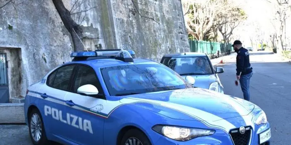 images Scippa il cellulare ad una minorenne e fugge: arrestato un 26enne nel centro di Crotone