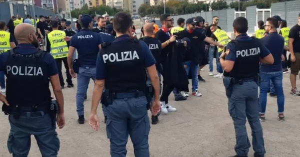 images Lancio di oggetti sul campo nell'incontro contro il Foggia, Daspo per due tifosi Crotonesi
