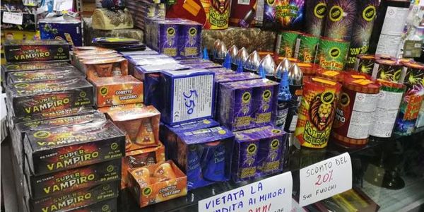 Sequestrati dalla Polizia di Vibo Valentia fuochi artificiali in vendita senza licenza images Sequestrati dalla Polizia di Vibo Valentia fuochi artificiali in vendita senza licenza