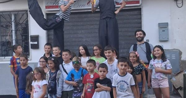 images Gli 'Artisti in strada' trasformano le piazze e le vie di Amaroni in un grande palcoscenico aperto