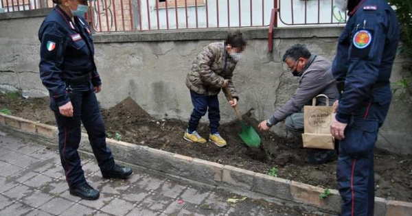 images Progetto di educazione ambientale "Un albero per il futuro": i carabinieri della Biodiversità di Reggio Calabria piantano un albero davanti all'IC Carducci