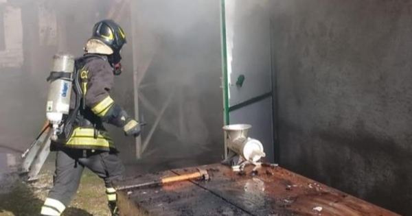 Lamezia, in fiamme un locale impiegato per la preparazione delle conserve images Lamezia, in fiamme un locale impiegato per la preparazione delle conserve