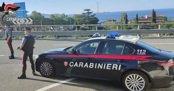 images Villa San Giovanni, tentano la fuga e investono 3 auto in sosta: un arresto e una denuncia 