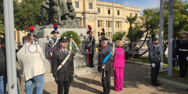 Catanzaro, ancora un 4 novembre dinanzi un Monumento senza la Madre simbolo images Catanzaro, ancora un 4 novembre dinanzi un Monumento senza la Madre simbolo