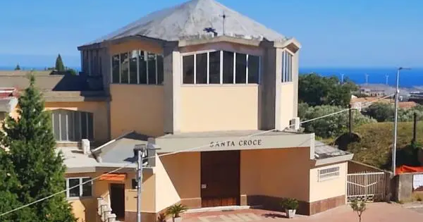 Catanzaro, vive in tenda davanti alla chiesa di S. Croce e disturba i fedeli: i parroci "chiudono" la chiesa images Catanzaro, vive in tenda davanti alla chiesa di S. Croce e disturba i fedeli: i parroci "chiudono" la chiesa