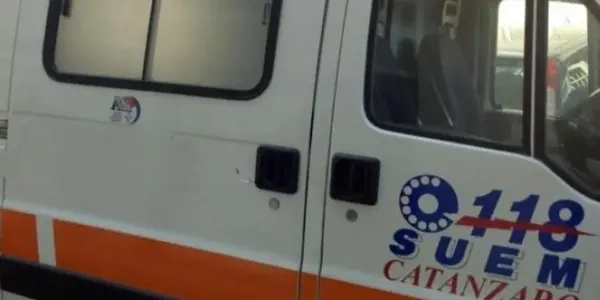 Catanzaro, ambulanza in soccorso di un uomo colto da infarto: a bordo c'è il medico e lo salva images Catanzaro, ambulanza in soccorso di un uomo colto da infarto: a bordo c'è il medico e lo salva