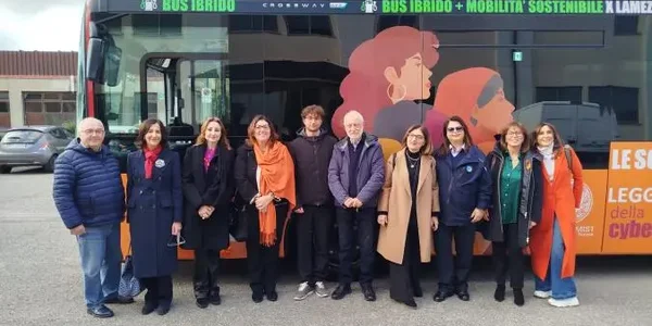 A Lamezia la campagna informativa contro la violenza sulle donne approda sul trasporto pubblico urbano images A Lamezia la campagna informativa contro la violenza sulle donne approda sul trasporto pubblico urbano