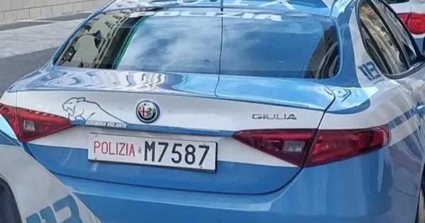 images Crotone, la Polizia sequestra materiale pirotecnico ed arresta il titolare di un esercizio commerciale