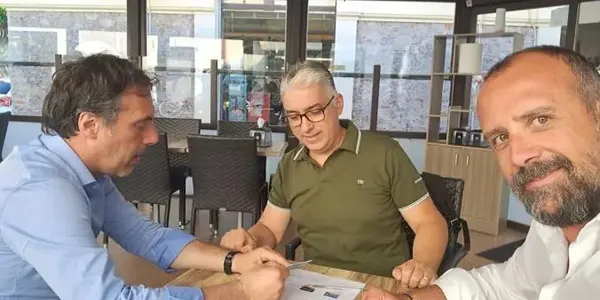 Fiorita e Arcuri consegnano agli esercenti le prime tessere per i cassonetti interrati images Fiorita e Arcuri consegnano agli esercenti le prime tessere per i cassonetti interrati