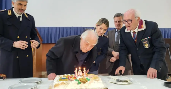 images La Scuola Allievi Agenti di Vibo omaggia il maresciallo Santelli nel suo 101esimo compleanno