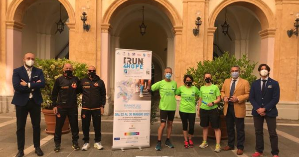 Cavallaro e Sculco alla partenza della tappa catanzarese della "Run for hope" images Cavallaro e Sculco alla partenza della tappa catanzarese della "Run for hope"