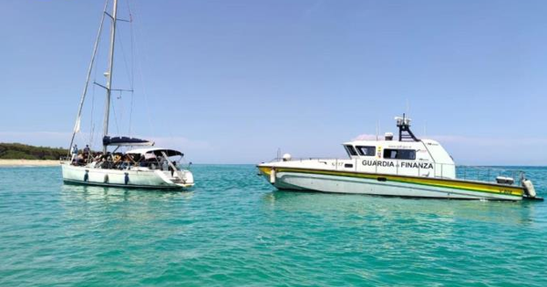 images Intercettate 2 imbarcazioni con 400 migranti verso le coste calabre: fermati 2 presunti scafisti