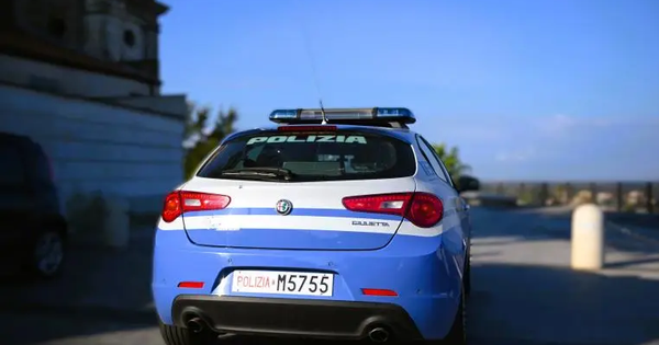 Tenta di lanciarsi da un cavalcavia, salvata dalla polizia a Polistena images Tenta di lanciarsi da un cavalcavia, salvata dalla polizia a Polistena