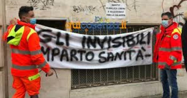 A Cosenza la protesta di piazza degli operatori del 118: "Ci chiamano eroi, ma non riconoscono l'indennità Covid" images A Cosenza la protesta di piazza degli operatori del 118: "Ci chiamano eroi, ma non riconoscono l'indennità Covid"