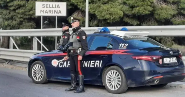 images Viaggiavano in auto lungo la 106 con oltre 3 chili di cocaina a bordo: arrestati due giovani di Isola Capo Rizzuto