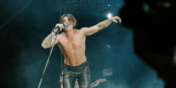 images Acri, delirio al concerto di Rkomi: a lui il premio per il miglior album 