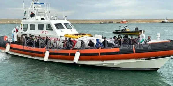images Migranti, nuovo sbarco a Crotone: al vaglio la posizione dei sospetti scafisti