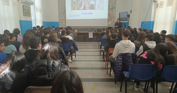 images Bullismo nelle scuole, i Carabinieri di Gioia Tauro incontrano 300 studenti delle medie