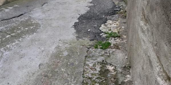 images A Gagliano la "strada che non c'è" e i rifiuti abbandonati per le vie 