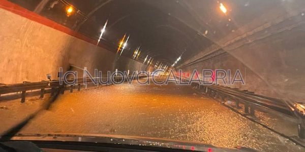 images Allarme maltempo sulla costa Catanzarese: anche nella galleria di Copanello allagamenti (FOTO)