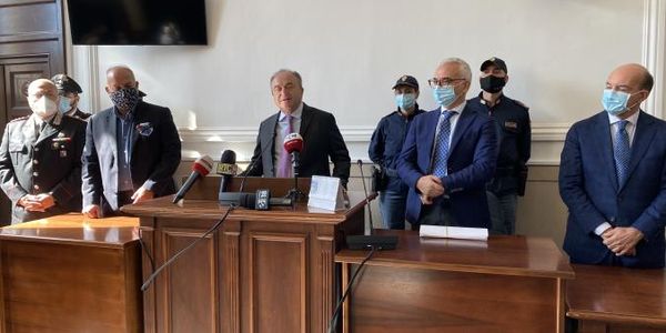 Catanzaro, droga e cavalli di ritorno. Operazione “Aesontium”: anche i minorenni usati per lo spaccio (I NOMI) images Catanzaro, droga e cavalli di ritorno. Operazione “Aesontium”: anche i minorenni usati per lo spaccio (I NOMI)