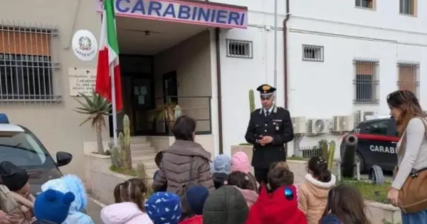 images Isola Capo Rizzuto, i bambini della scuola per l’infanzia visitano la Tenenza Carabinieri
 