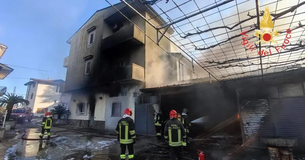 images In fiamme un garage nel Catanzarese, gravemente ferita una persona con più ustioni sul corpo