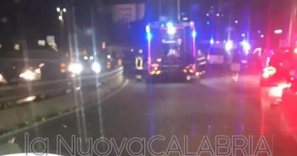 images Catanzaro, auto si ribalta in curva a viale De Filippis: traffico in tilt