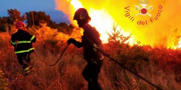 Incendi in Calabria. Nell'ultimo giorno 160 interventi dei Vigili del Fuoco images Incendi in Calabria. Nell'ultimo giorno 160 interventi dei Vigili del Fuoco