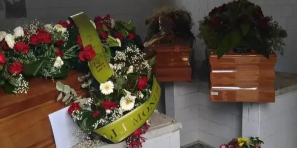 images Catanzaro, Costa sul cimitero di Santa Maria: "Dopo cinghiali e strada dissestata anche le bare 'parcheggiate'"