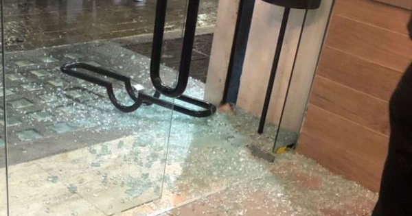 Paura in un fast food di Catanzaro: il vento distrugge il vetro d'ingresso images Paura in un fast food di Catanzaro: il vento distrugge il vetro d'ingresso