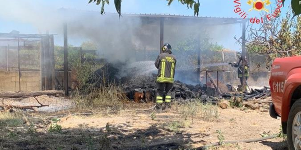 images Tragedia a Badolato, fiamme all'interno di una proprietà privata: trovato morto un anziano