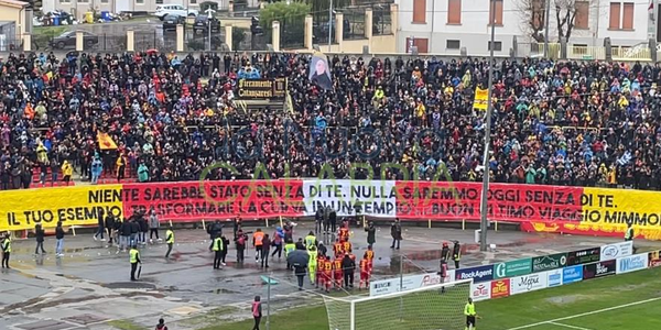 images Catanzaro, l'omaggio del Ceravolo a Mimmolino: fiori in curva dai giallorossi (VIDEO)