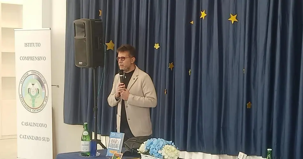 images Catanzaro, lo psicologo Lavenia ospite all'istituto Casalinuovo: “Cyberbullismo si contrasta con la consapevolezza”