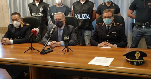 images Arresto del latitante Papaianni. La palestra nella casa di Catanzaro e i fiancheggiatori: ecco i dettagli del blitz 