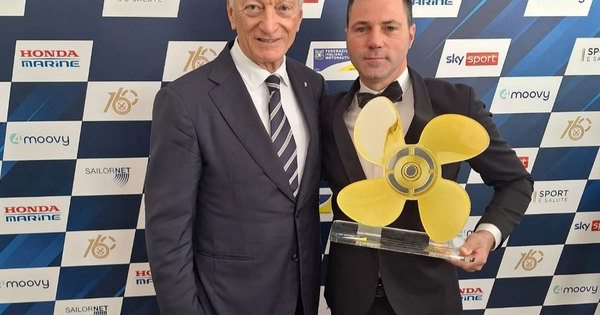 images Il pilota lametino Gullo premiato a Roma dal Presidente Nazionale del CONI con l'elica d'oro 