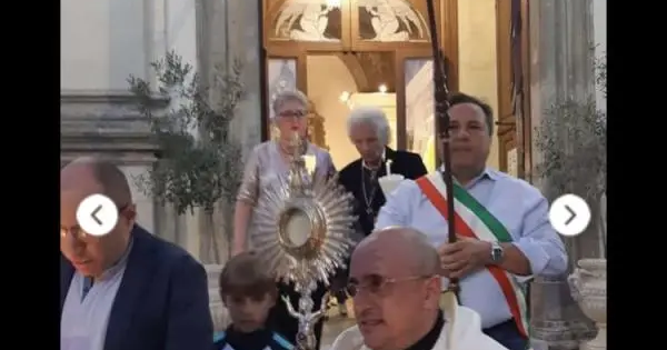 images L'appello di Don Corapi: "Fermate le armi"