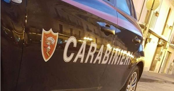 images Crotone, forza un posto di blocco e viaggia contromano senza patente: arrestato