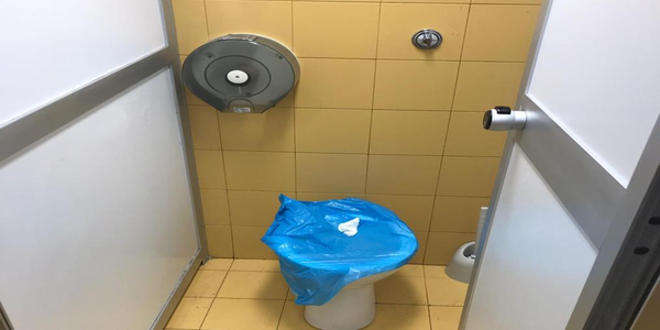 images Unical, studenti in rivolta per i bagni fatiscenti. "Paghiamo tante tasse ma non ci sono i servizi essenziali" (FOTO)