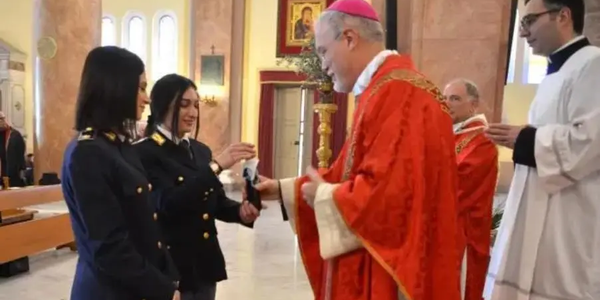 images A Vibo la Polizia consegna l’olio del “Giardino della memoria di Capaci” alla Diocesi 