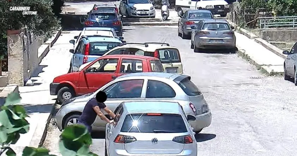 images Arresti nel Crotonese: le telecamere riprendono episodi di detenzione e spaccio di droga