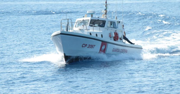 images Imbarcazione in avaria a Palmi: soccorsi dalla Guardia costiera 12 diportisti, tra cui 5 bambini