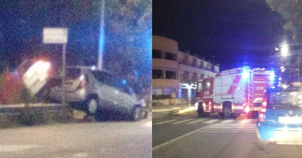 images Catanzaro, brutto incidente in via Lucrezia della Valle: due auto fuori strada, conducenti in ospedale