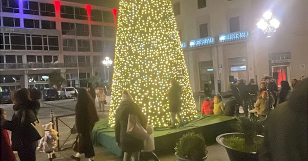 images Natale 2025 a Catanzaro, accese le luminarie su Corso Mazzini 