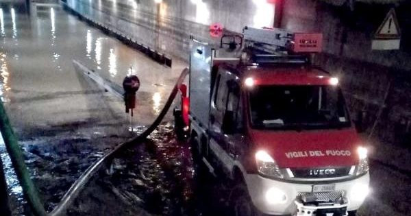 Maltempo. Oltre 50 gli interventi dei vigili del fuoco per "salvare" la fascia costiera ionica e oggi si contano i danni images Maltempo. Oltre 50 gli interventi dei vigili del fuoco per "salvare" la fascia costiera ionica e oggi si contano i danni