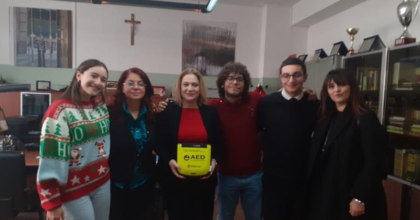 Catanzaro, l'associazione "Universo Minori" dona un defibrillatore al liceo classico 'Galluppi'
images Catanzaro, l'associazione "Universo Minori" dona un defibrillatore al liceo classico 'Galluppi'