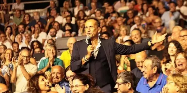 Festival d'Autunno, Uccio De Santis coinvolge il pubblico con lo spettacolo “Non so che fare prima” images Festival d'Autunno, Uccio De Santis coinvolge il pubblico con lo spettacolo “Non so che fare prima”